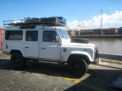 Der Defender 110 fährt in den Container