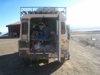 Landy vol mit Zöllnern und Polizisten